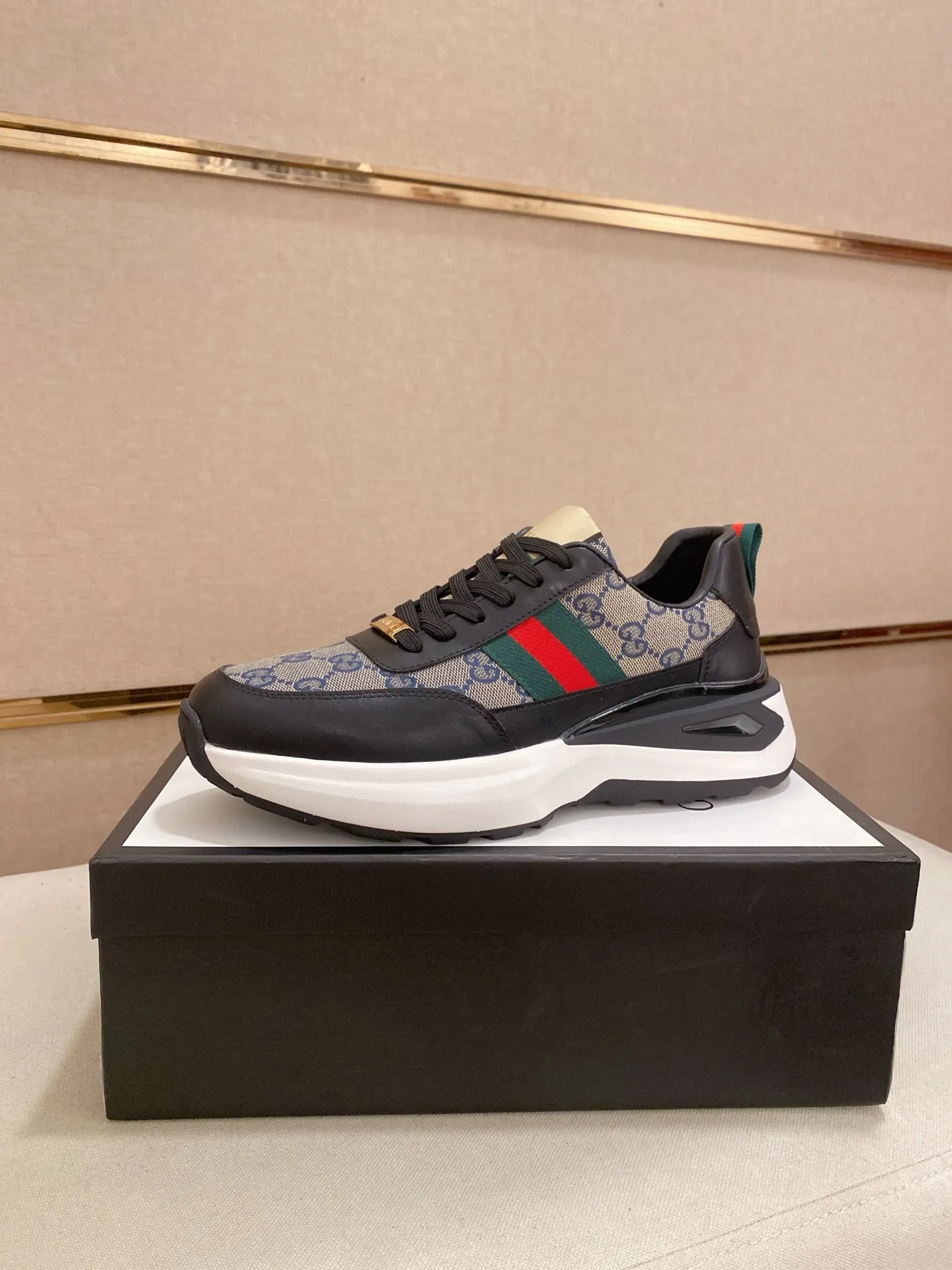 Men's shoes 💰 462💰The new GUCCI (Gucci) counters are launched simultaneously. The new men's shoes, 😘fabrics are selected from imported cowhide, and the lining is sheepskin lining. 👍🏿 High-end ☄️ air-cushion molded anti-slip rubber outsole, exquisite lines, simple and elegant, comfortable and high-end for leisure travel. Code number: 38 to 44 (45 can be customized and cannot be returned or exchanged)